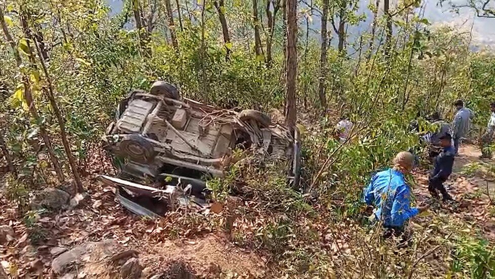 प्युठानको डाम्रीखोलामा भ्यान दुर्घटना हुँदा २ जनाको मृत्यु