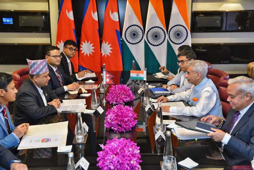 नेपाल र भारतका विदेशमन्त्रीबीच भेटवार्ता