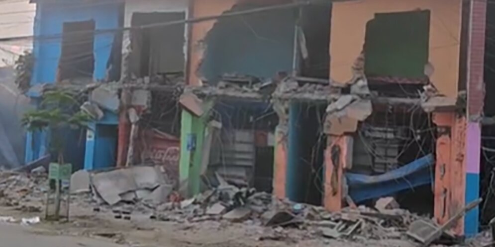 वीरगंजको मुख्य सडक अतिक्रिमण गरी बनाइएका घरटहरा भत्काउन सुरु