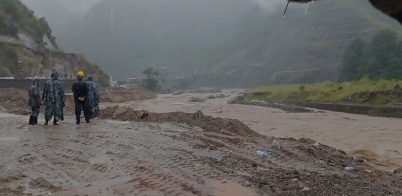 पहिरोले बिपी राजमार्ग अवरुद्ध