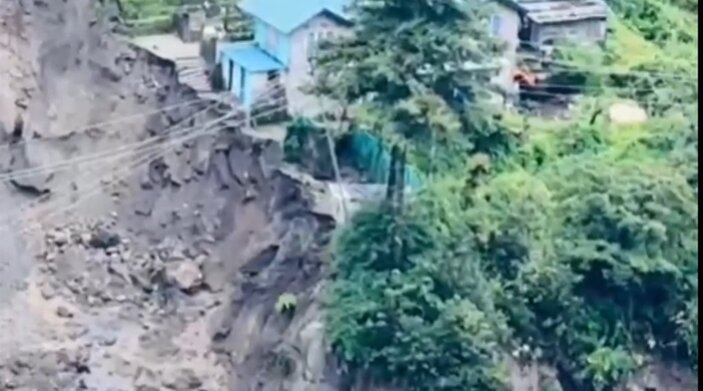 घट्टे खोलाको बाढिले ४ घर बगायो