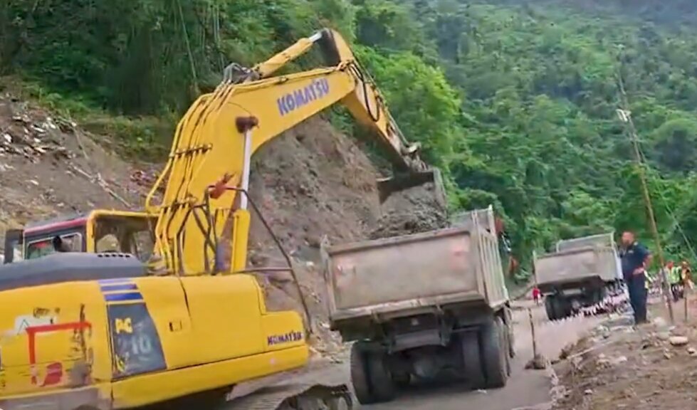 पहिरोले पृथ्वीराजमार्ग अवरुद्ध