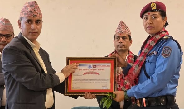 निर्वाचन सफल बनाउन भूमिका एसपी बसुन्धरा खड्का कदरपत्रद्वारा सम्मानित