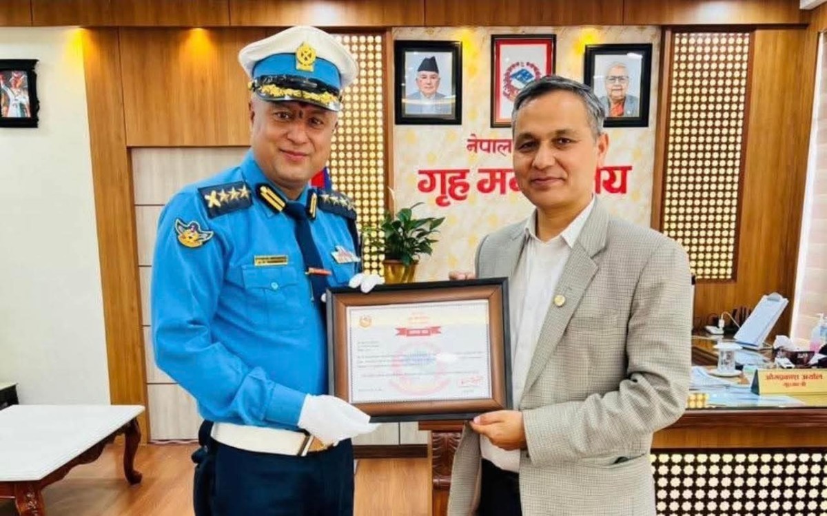 ट्राफिक व्यवस्थापनमा एसएसपी नवराज अधिकारीलाई विशेष सम्मान