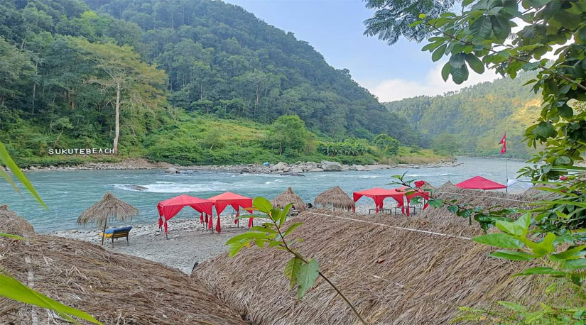 गर्मि बढे लगत्तै सुकुटे बिच रिसोर्टमा रमाइलो गर्नेहरुको घुइचो
