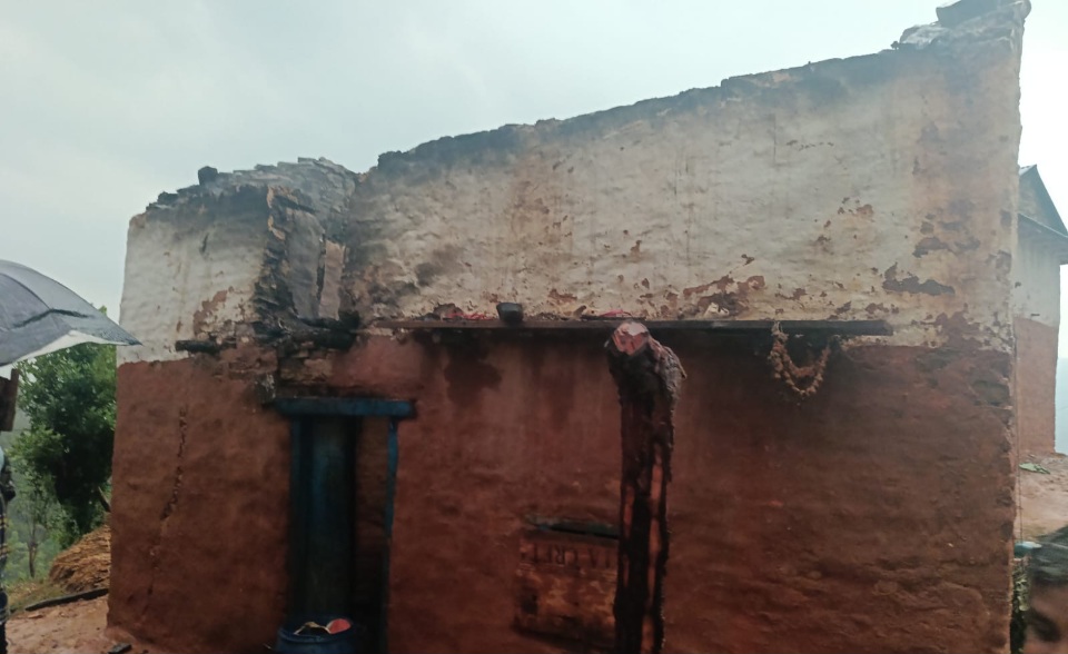 चट्याङले घर जल्दा ६ जनाको परिवार विस्थापित