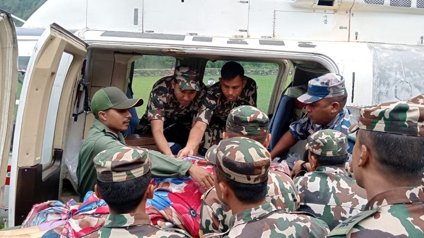जुरीखेत दुर्घटनाका घाइते चारजनालाई हेलिकोप्टरबाट छाउनी ल्याइयो