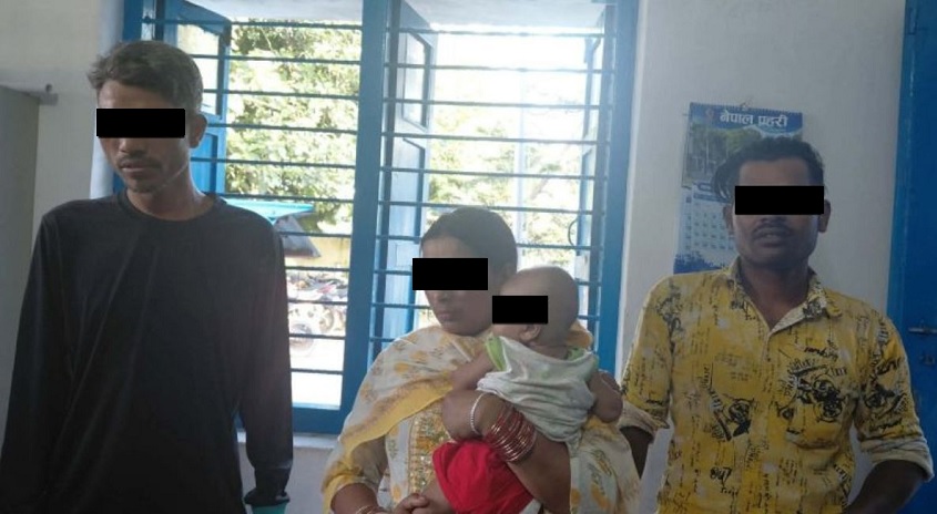 छोराको डाइपरभित्र लुकाएर ब्राउन सुगर भित्राउने बुबाआमासहित तीनजना पक्राउ