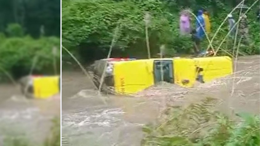 चितवनमा बाढीले एम्बुलेन्स बगायो
