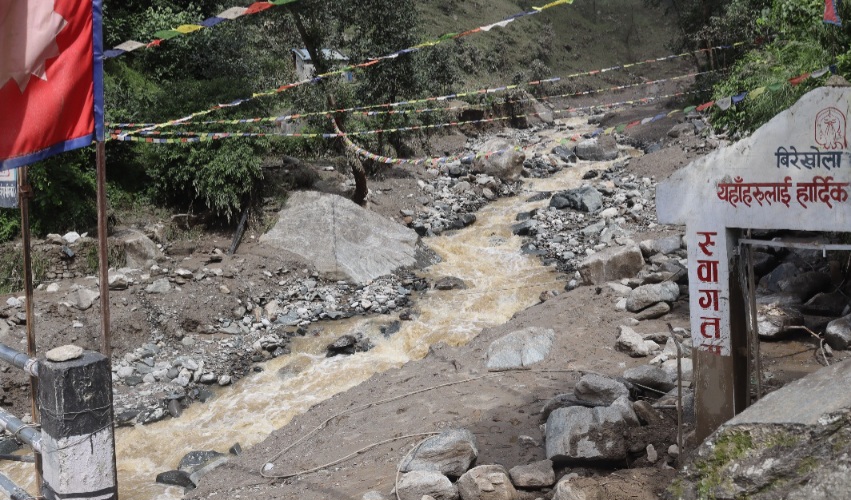 बाजुरामा बाढीले २३ परिवार विस्थापित