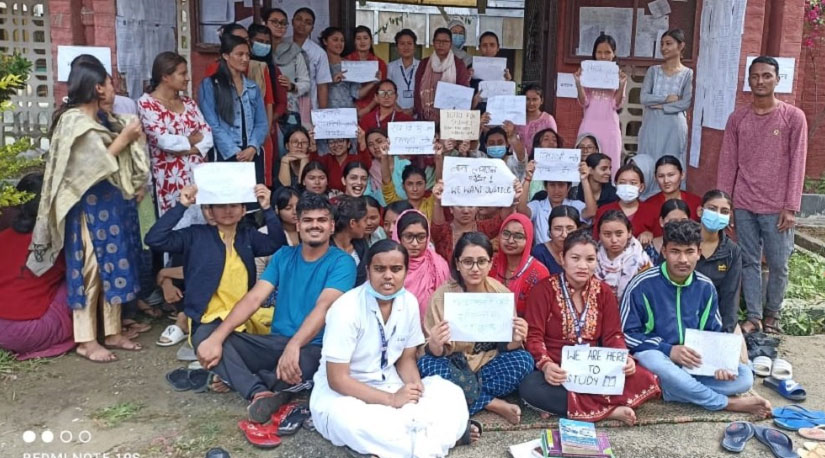 वीरगन्ज नर्सिङ क्याम्पसका स्ववियुमा निर्वाचित विधार्थी र समर्थकहरु धर्नामा