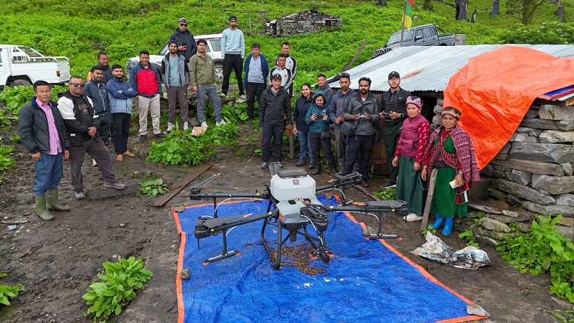 सामुदायिक वनमा ड्रोनमार्फत वनस्पति र घाँसका बीउ छर्ने कार्य सुरु