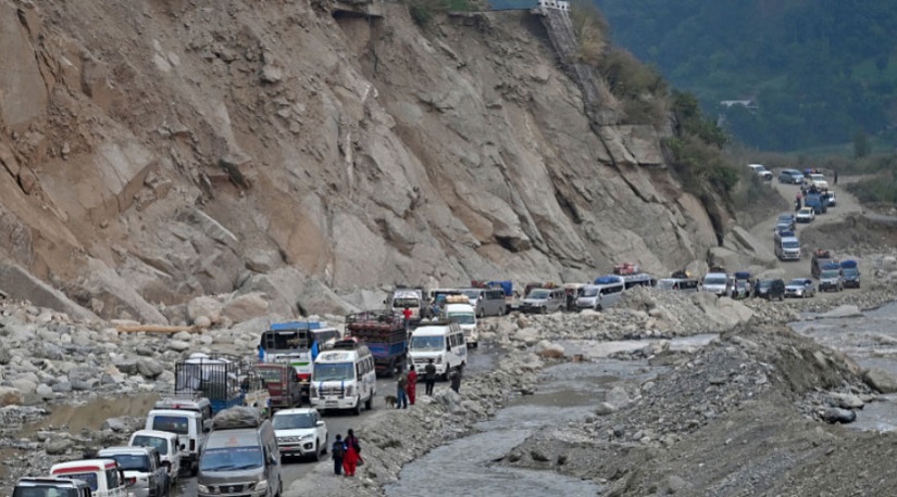 वर्षाका कारण बीपी राजमार्गमा आवागमन बन्द