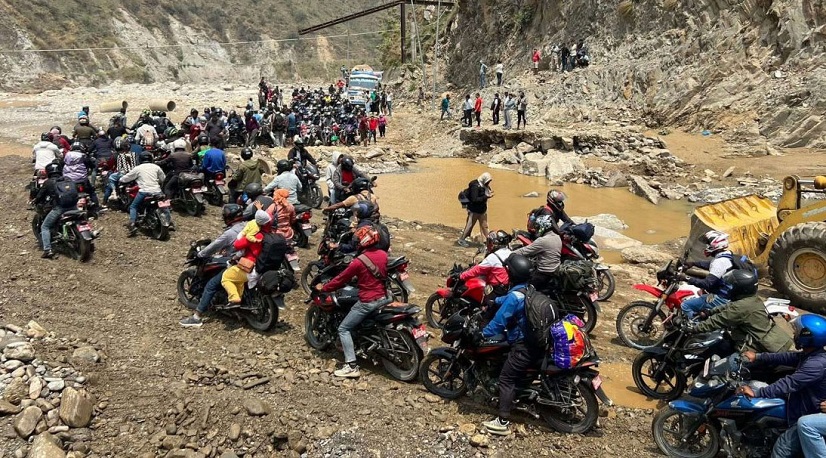 खोलाको पानीको बहाव बढेपछि बिपी राजमार्गमा अवरुद्ध