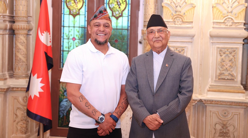 प्रधानमन्त्री र ब्राजिलका फुटबलर कार्लोसबीच भेट