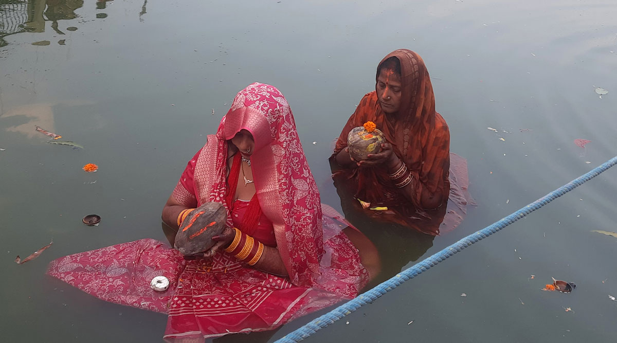 अस्ताउँदो सूर्यलाई अर्घ दिँदै चैती छठ पर्व मनाइयो