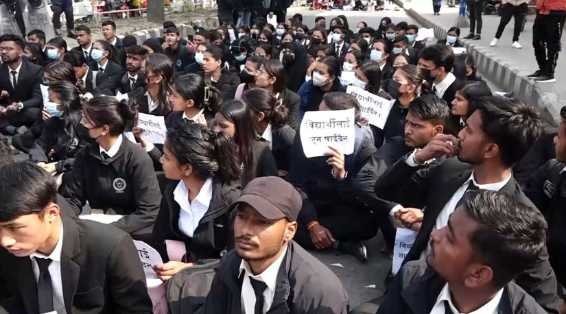 शिक्षण शुल्क वृद्धिको विरोधमा चक्रवर्ती ल कलेजका विद्यार्थीको प्रदर्शन