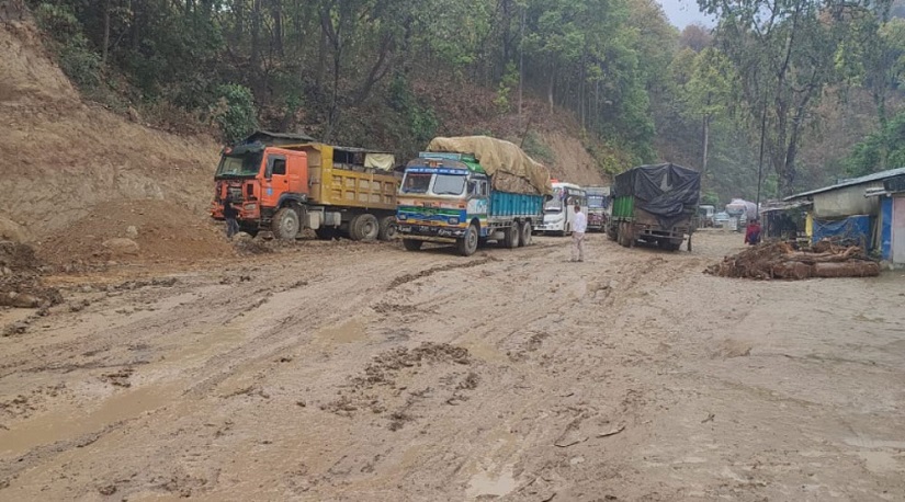 हिलोले बुटवल नारायणगढ सडक अवरुद्ध