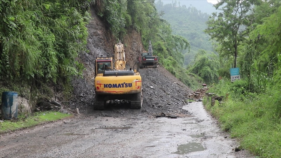 सडक मर्मतका लागि धादिङको फुर्केखोलाको वैकल्पिक सडक पाँच घण्टा बन्द हुने