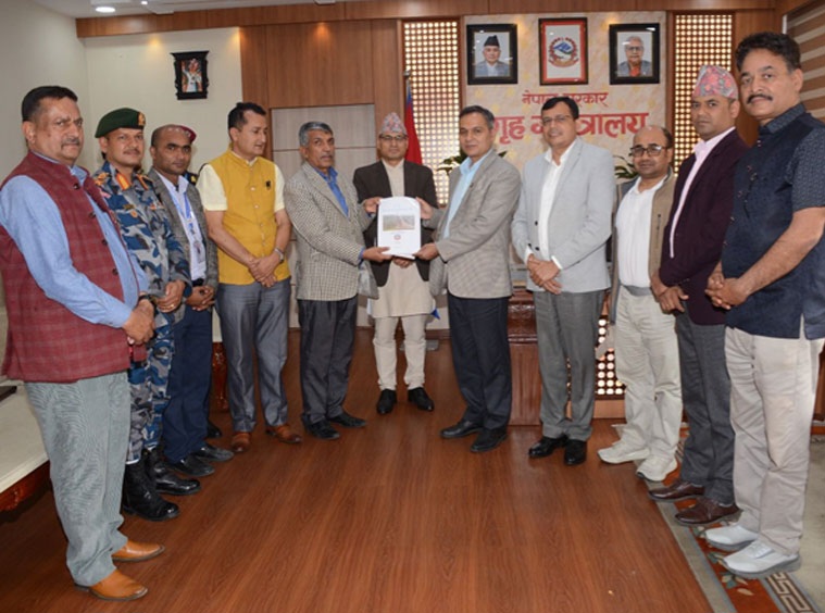 धादिङ बस दुर्घटना छानबिन कार्यदलले गृहमन्त्रीलाई प्रतिवेदन बुझायो