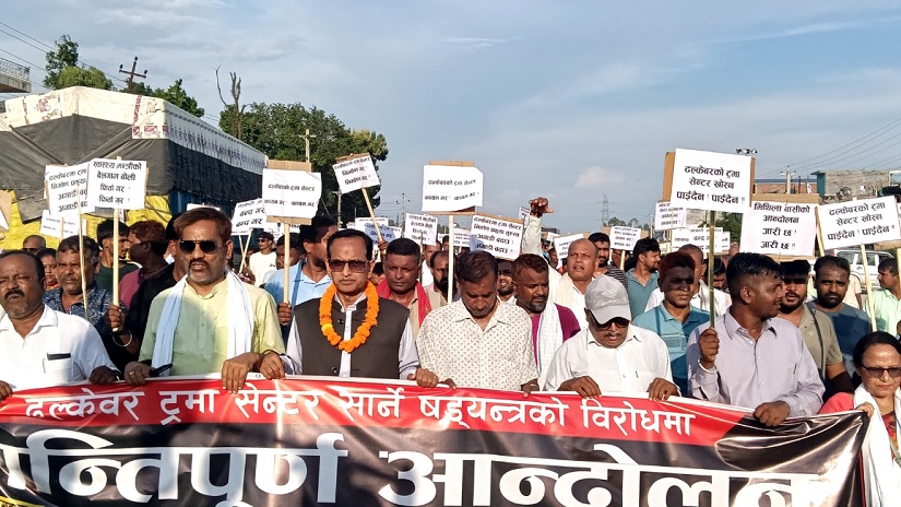 ढल्केवर ट्रमा सेन्टर जोगाउन मेयरदेखि सांसदसम्म सडकमा