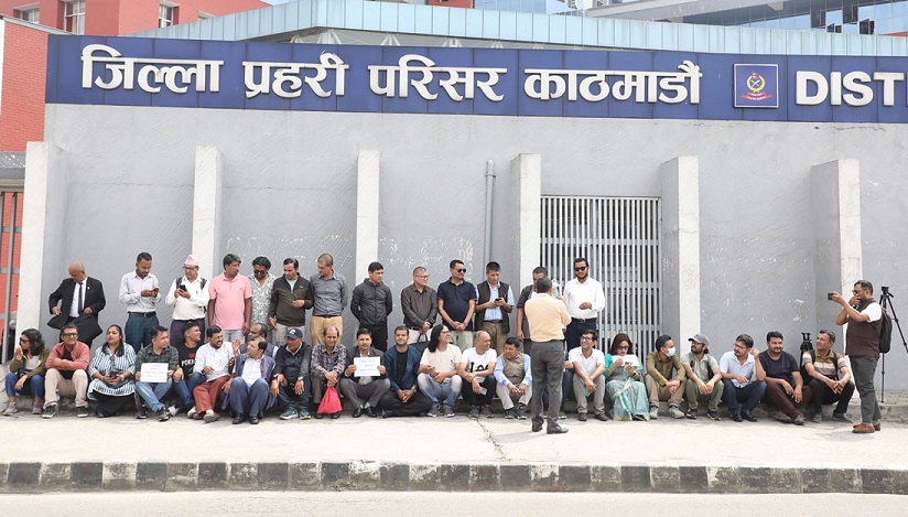 श्रेष्ठको रिहाइको माग गर्दै प्रहरी परिसर अगाडि पत्रकार महासंघको धर्ना