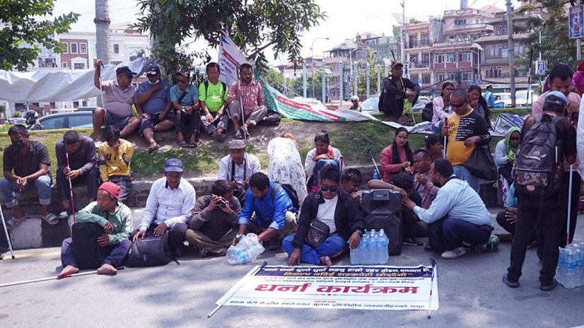 सडक पेटीमा गरिखान नदिएको भन्दै दृष्टिविहीनको प्रदर्शन