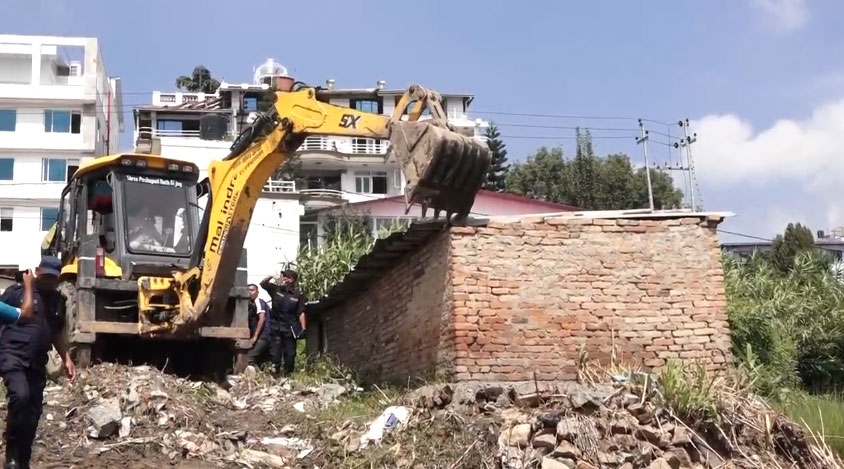 हात्तिवन क्षेत्रका अतिक्रमित संरचनामा उपत्यका विकास प्राधिकरणको डोजर