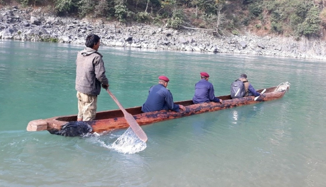 कर्णाली नदीमा डुङ्गा पल्टिँदा बाबुछोरा बेपत्ता
