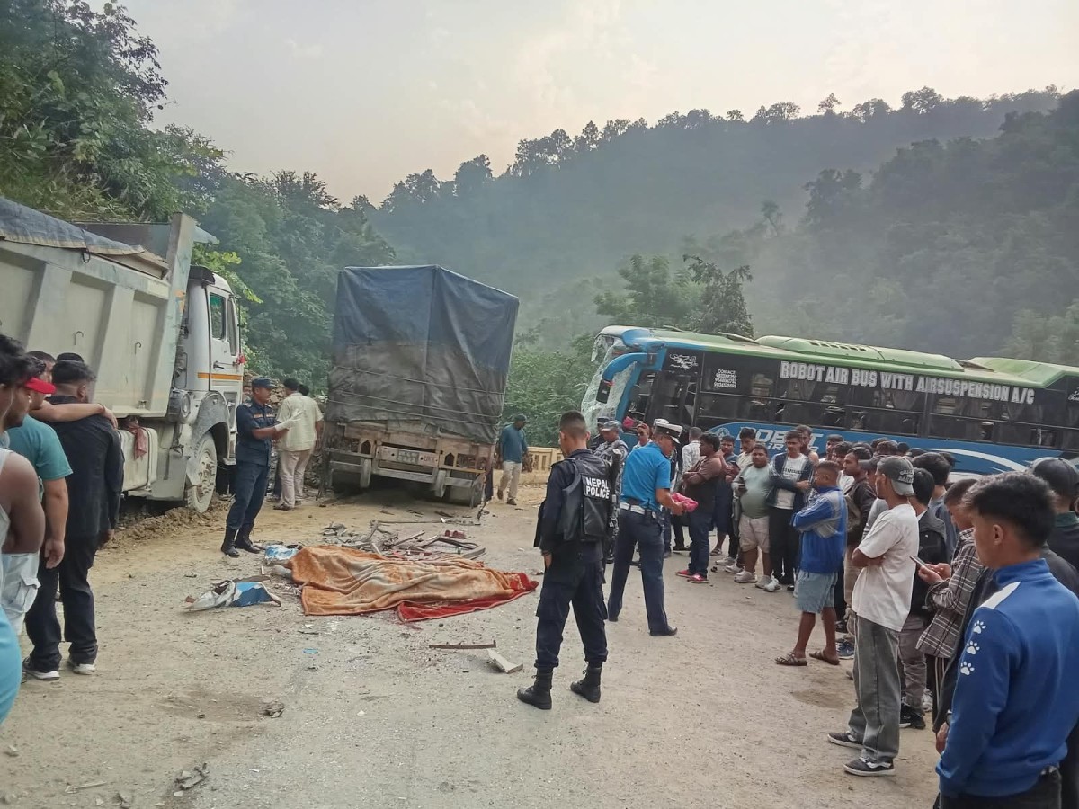 कपिलवस्तुमा बस र ट्रक एक आपसमा ठोक्किँदा बस चालकको मृत्यु