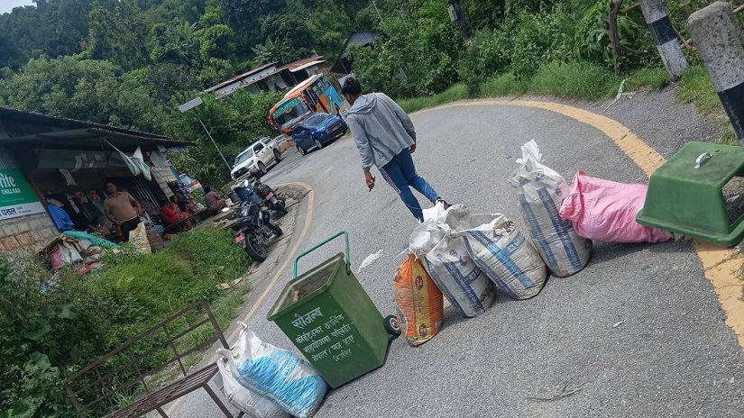 ईभी दुर्घटनालाई लिएर पासाङल्हामु राजमार्ग अवरुद्ध