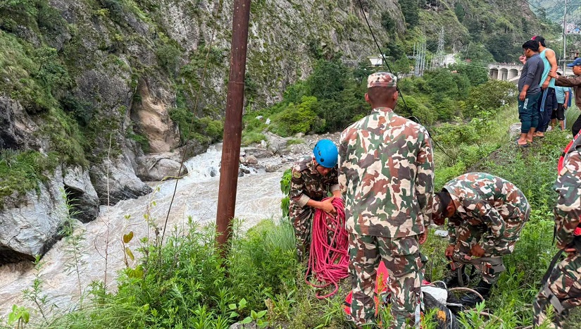 त्रिशूलीमा खसेको इभी र चालक अझै भेटिएन