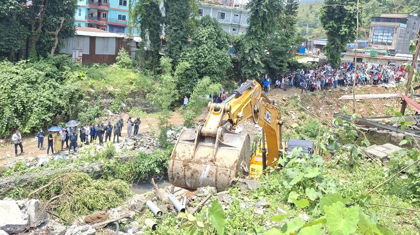पोखरा फिर्केको अतिक्रमण गरी बनाइएका संरचना हटाईयो