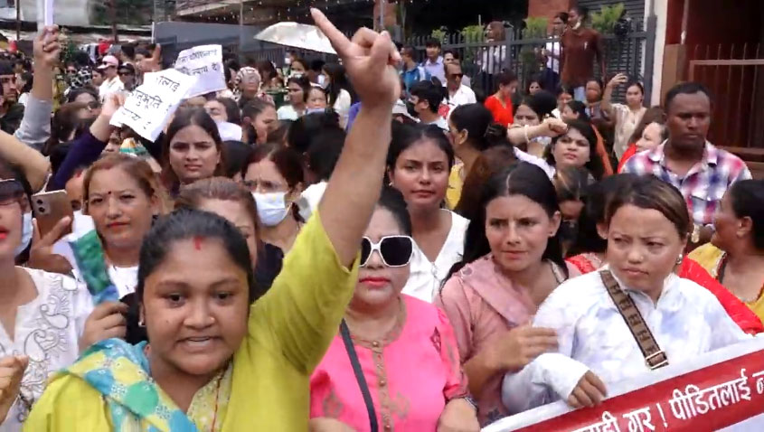 गरिमा चौधरीको हत्यामा संलग्नलाई कडा कारबाहीको माग गर्दै माइतीघरमा प्रदर्शन