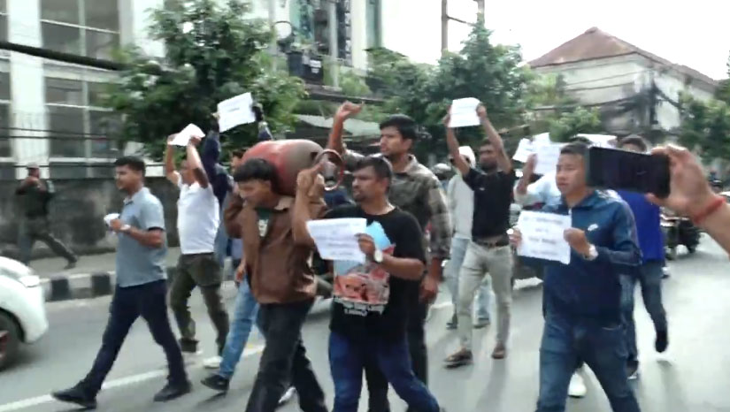 सिंहदरबार अगाडि खाली सिलिन्डरसहित प्रदर्शन