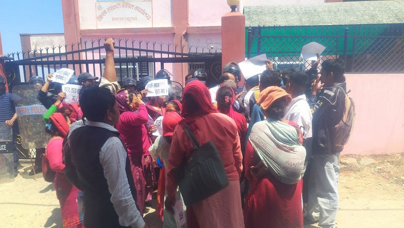 मुद्दा कमजोर बनाएको भन्दै सरकारी वकिल कार्यालय घेराउ