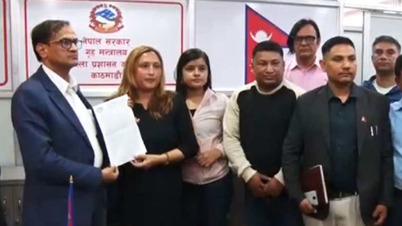 सरकारी विज्ञापनका सम्बन्धमा सिडीओमार्फत प्रधानमन्त्रीलाई पत्रकार महासंघको ज्ञापनपत्र