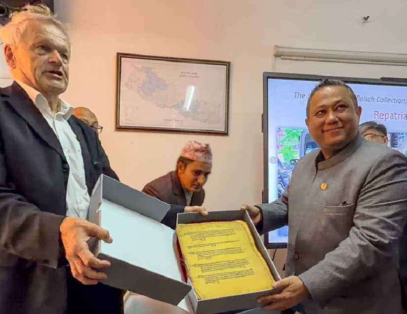 परराष्ट्रमन्त्री खनाललाई १३ औँदेखि २० औँ शताब्दीसम्मका आठ सय बढी ऐतिहासिक दस्तावेज हस्तान्तरण