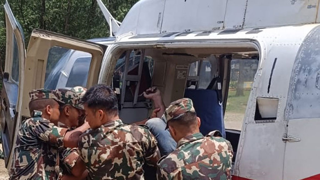 भोटेकोशी बाढीमा स्वास्थ्यकर्मीसहित सेनाका ३ हेलिकप्टर उद्धारका लागि खटाईयो