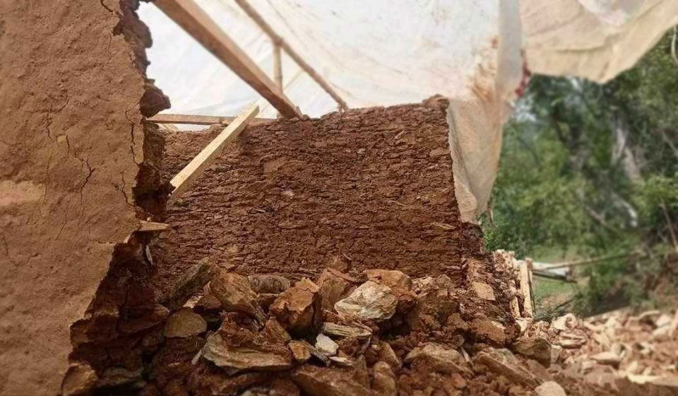 बैतडीमा घर भत्किँदा गर्भवतीसहित तीन जना घाइते