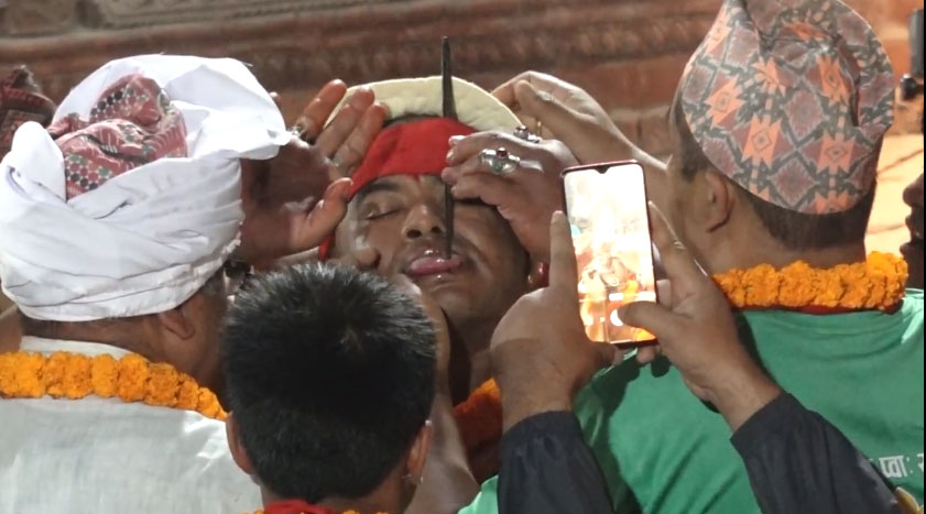 थिमिको ऐतिहासिक जिब्रो छेड्ने जात्रा सम्पन्न