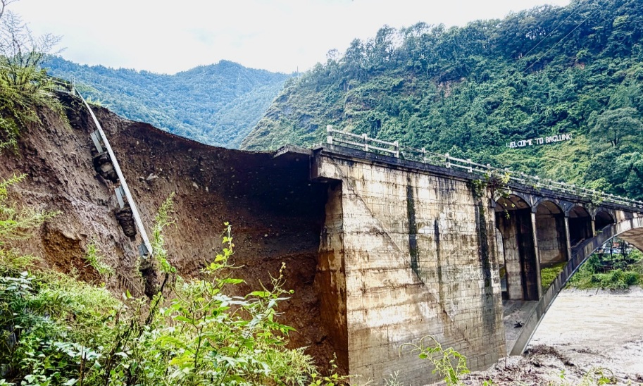 बाढीपहिरोले धवलागिरि क्षेत्रमा सडक सञ्जाल अवरुद्ध