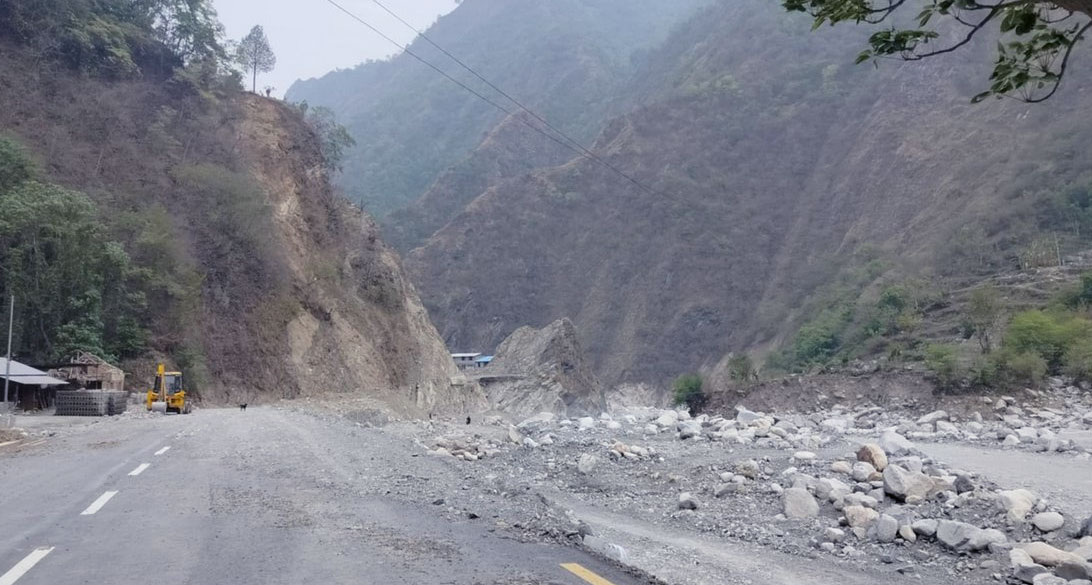 पहिरो जानसक्ने भन्दै विभिन्न सडकखण्डमा सवारी सञ्चालनमा रोक