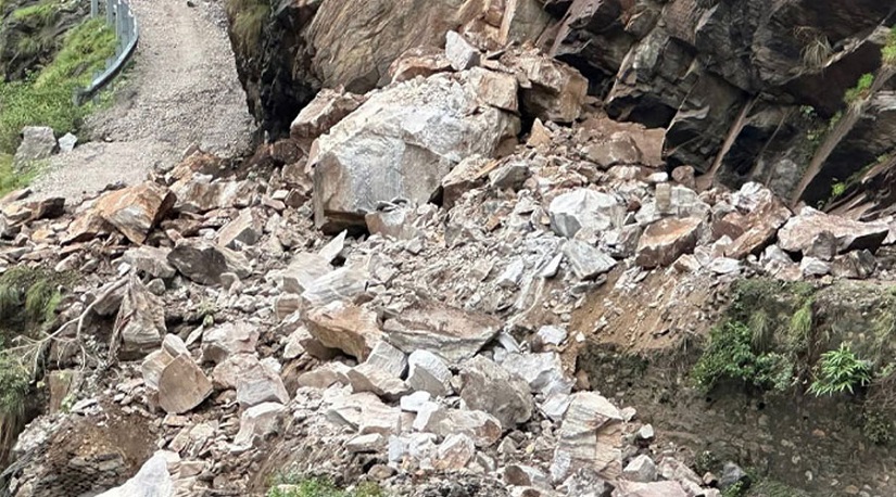 पहिरोले कर्णाली राजमार्ग अवरुद्ध