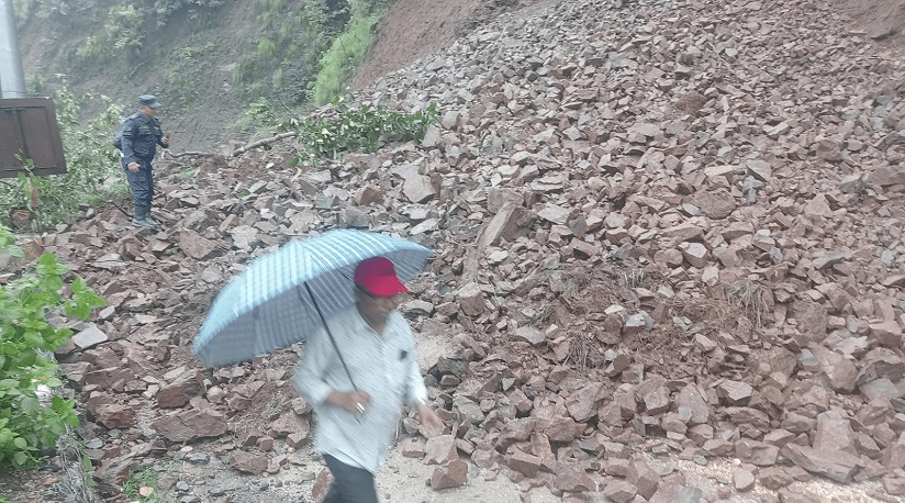 पहिरो र बाढीका कारण ९ राजमार्ग अवरुद्ध