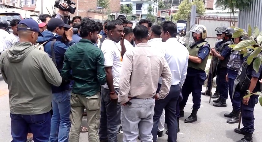 रास्वपा केन्द्रीय कार्यालयमा कार्यकर्ताहरुको प्रदर्शन