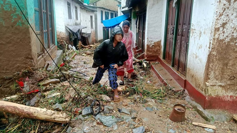अविरल वर्षाका कारण स्याङजामा दुई घर र एक विद्यालयमा क्षति, विभिन्न सडक अवरुद्ध