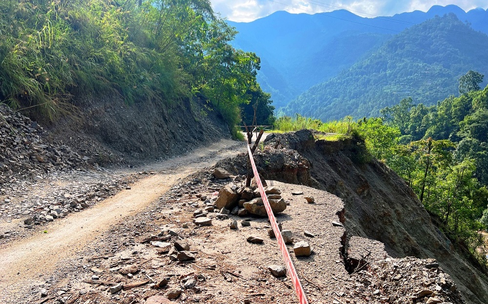 पहिरोले मध्यपहाडी लोकमार्ग अवरुद्ध