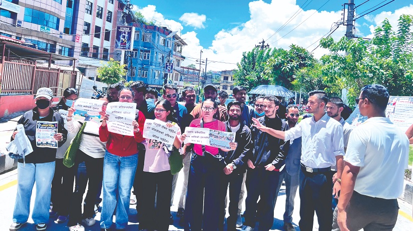 लोकसेवाको पदपूर्ति रोक्ने निर्णयविरुद्ध प्रदर्शन