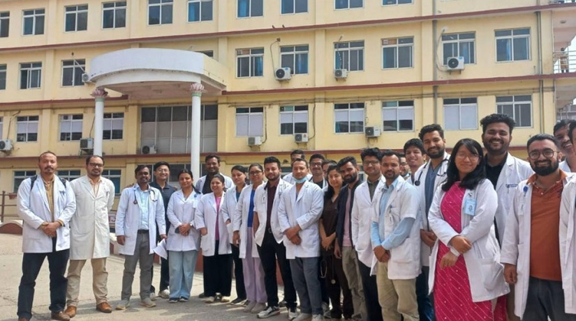 निजी मेडिकल कलेजका आवासीय चिकित्सक काम छाडेर धर्नामा